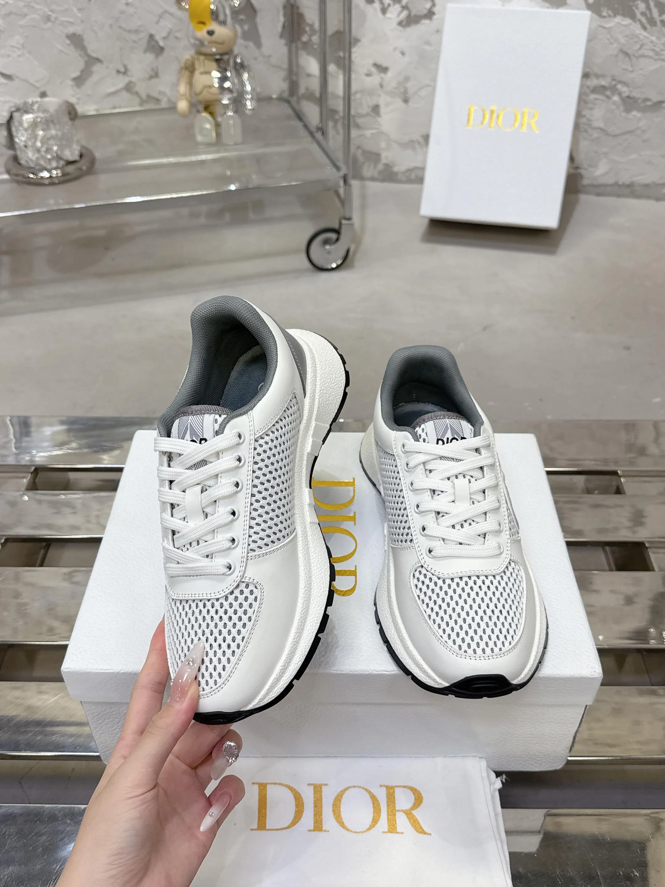 [Dior Dior] P: 640💰Couple model Size: Female: 35-40 (customized at 41), male 39-44. (customized at 45) 2025 Dior Dior autumn and winter new couple model, thick-soled casual sports shoes, originally purchased and developed to reinterpret the sports style with an elegant and fashionable shape. The upper is crafted from white mesh fabric and features the Christian Dior Paris signature on the laces and heel. The exquisite two-color sole is light and soft, which can add a high-end temperament to all kinds of casual looks. The delivery counter is exquisitely packaged🛍📦 ▪️Material: Original custom imported first-layer cowhide ▪️Inner lining: Imported soft sheepskin lining ▪️Sole: Original open-molded anti-slip rubber material ▪️Sole thickness: 4CM